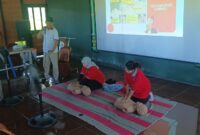 Universitas Airlangga latih kesiapsiagaan darurat bagi pengelola Wisata Alam Gosari Gresik agar tanggap menghadapi keadaan darurat.