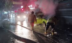 Sedan Terbakar di Driyorejo, Damkar Gerak Cepat