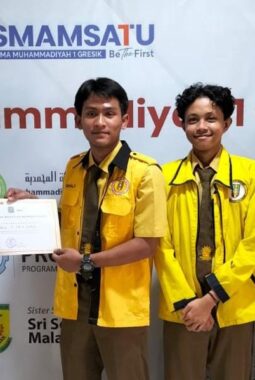 IPM SMAMSatu Gresik Serahkan Hasil ‘Buwuh Kemanusiaan’ ke Lazismu