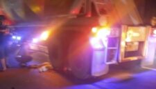 Kecelakaan di Jalan Raya Larangan Driyorejo Gresik menewaskan seorang pemotor usai menabrak truk parkir dan terlindas trailer.