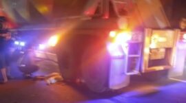 Kecelakaan di Jalan Raya Larangan Driyorejo Gresik menewaskan seorang pemotor usai menabrak truk parkir dan terlindas trailer.