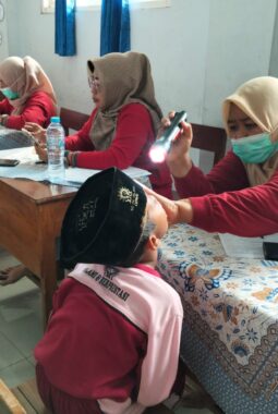 Deteksi Dini Kesehatan, Ratusan Siswa SD Al Islam Cerme Ikuti Skrening