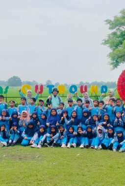 Serunya Siswa SD Muhammadiyah Benjeng Recharge Otak lewat Outing Class di Alas Prambon