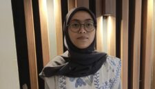 Peneliti Ecoton Rafika Aprilianti : menemukan seluruh sampel air ketuban dan urine ibu hamil di Gresik terkontaminasi mikroplastik.