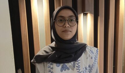 Peneliti Ecoton Rafika Aprilianti : menemukan seluruh sampel air ketuban dan urine ibu hamil di Gresik terkontaminasi mikroplastik.