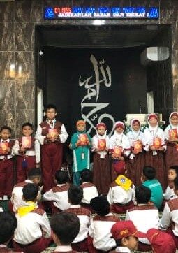 Istiqmah Beribadah Selama Liburan, 16 Siswa SD Muhammadiyah 1 Driyorejo Gresik Dapat Apresiasi Sekolah