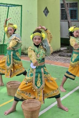 Sabet Juara 1 Kostum Terbaik, Babinsa Tari SD Mudri Unjuk Prestasi di Ajang ‘SINARA’ SMAN 1 Kedamean