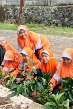 SD Muwri Gresik: Menanam Karakter di Hari Sejuta Pohon