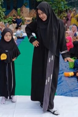 Berebut Juara dalam Lomba Fashion Show, Beginilah Serunya Aksi Siswa KB Aisyiyah 31 Wringinanom 