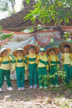 Belajar dari Alam: Ceria Siswa TK Aisyiyah 23 Mojopetung di Sawah Embongan