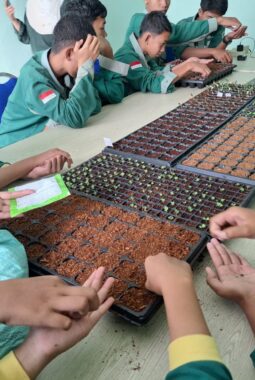 SMK Muhammadiyah 5 Gresik Berpartisipasi dalam Kegiatan SIKAP Serentak Se-Jawa Timur melalui Penyemaian Bibit