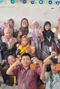Satu Jam Penuh Makna, Serunya Membuat Makrame dan Gasing di SD Mudri