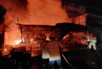 Bengkel tambal ban di Desa Hulaan, Menganti, Gresik, terbakar akibat pemilik lupa mematikan kompor saat merebus jagung.