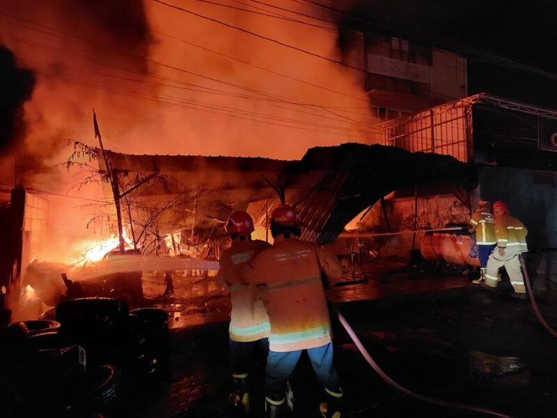 Bengkel tambal ban di Desa Hulaan, Menganti, Gresik, terbakar akibat pemilik lupa mematikan kompor saat merebus jagung.