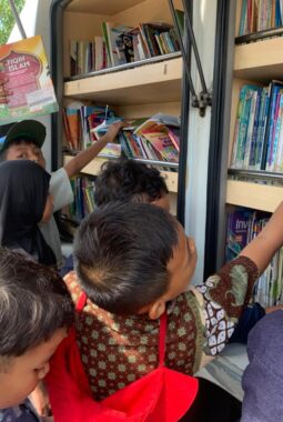 Wujud Kuatnya Berliterasi, Siswa SD Almadany Berebut Baca Buku di Mobil Pintar Perpusda
