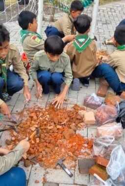 Laksanakan Kurikum Merdeka, Siswa SD Almadany Praktik Mebuat Telur Asin