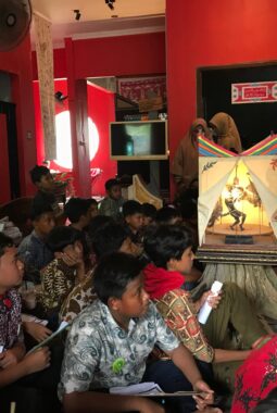 Belajar Melukis Damar Kurung, Siswa SD Almadany Berguru pada Seniman Gresik