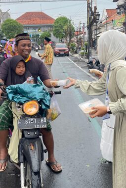 84 Siswa PKDA Spemutu Bagikan Takjil, Tanamkan Nilai Sosial