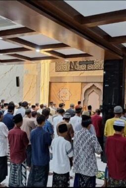 Penuh Khidmat dan Antusias Jamaah, Tarawih Perdana di Masjid Al Mizan Smamio Gresik