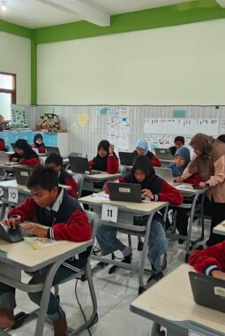 Forum Guru Muhammadiyah Jatim Gelar Try Out TKA Berbasis CBT, Siswa SD Almadany Serius Mengikuti