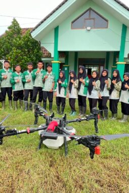 Melek Teknologi Modern, SMK Muhammadiyah 5 Gresik Manfaatkan Drone untuk Pemberian Nutrisi Tanaman