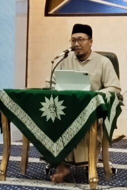 Kajian Jelang Berbuka di Masjid At-Taqwa Giri, Tekankan Istiqamah di Jalan yang Benar