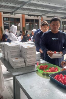 Usai Senam Pagi, Guru Spemdalas Langsung Nyantap Pecel Berjamaah