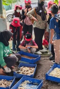 Belajar Kelola Sampah, Murid SD Almadany Kunjungi TPA Ngipik Gresik