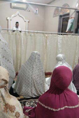 Semangat Ramadan Menggema di Musala Al-Jihad, Tarawih Perdana Jamaah Membludak hingga Halaman