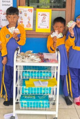 Belajar Bijak Kelola Uang Sejak Dini, Siswa MIISMO Buka Warung Kejujuran
