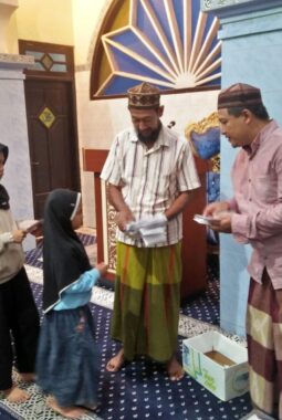 Jelang Akhir Ramadan, Masjid At-Taqwa Giri Kebomas Santuni Anak Yatim di 4 Desa