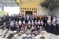 Keluarga besar UPT SDN 94 Gresik dan TK DWP Balongtunjung gelar halalbihalal unik berbusana hitam di Balongtunjung, tekankan nilai toleransi.