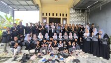 Keluarga besar UPT SDN 94 Gresik dan TK DWP Balongtunjung gelar halalbihalal unik berbusana hitam di Balongtunjung, tekankan nilai toleransi.