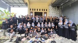 Keluarga besar UPT SDN 94 Gresik dan TK DWP Balongtunjung gelar halalbihalal unik berbusana hitam di Balongtunjung, tekankan nilai toleransi.