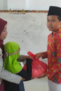 Amil Zakat Cilik SD Al Islam Salurkan Zakat