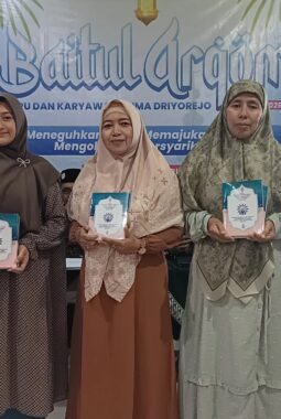 Siap Jalani Monitoring Setahun, 5 Kepala AUM Driyorejo Terima Buku RTL Baitul Arqom 1447 H