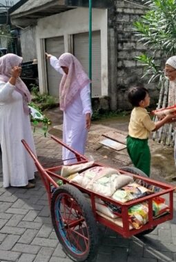 Pawai Payung Meriahkan Pembagian Zakat PAUD Aisyiyah Bungah