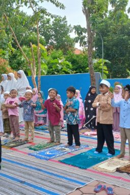 Saat Tangan-tangan Kecil KB dan TK Aisyiyah 23 Mojopetung Gemakan Takbir dan Tebarkan Infak