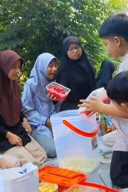 Rayakan Usai PSAJ, Siswa SD Almadany Bikin Es Buah