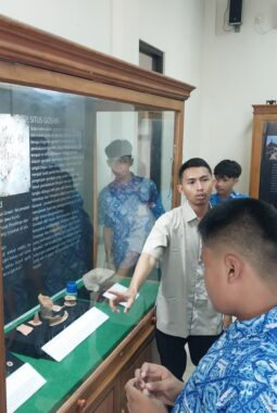 Belajar Sejarah Langsung, Siswa Spemupat Kunjungi Museum Sunan Giri