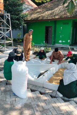 Kolaborasi Siswa SMKM 5 Gresik Sulap Lahan Kosong Jadi Kebun Produktif dan Edukatif
