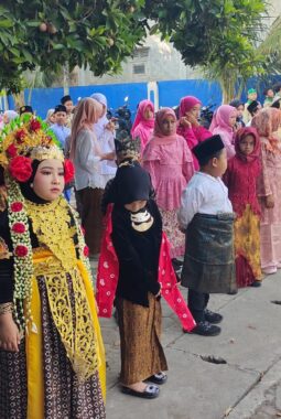 Peringatan Hari Kartini di MI Mulia Gresik, Dari Fashion Show hingga Drama Kolosal yang Menginspirasi