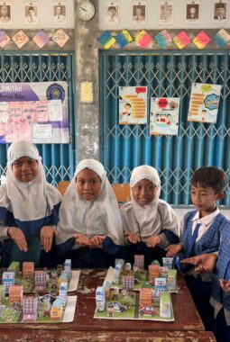 Asah Kreativitas, Siswa Kelas 3 MI Islamiyah Mojopetung Ubah Bentuk Geometri Jadi Bangunan Mini