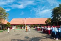 Siswa kelas 5 dan 6 UPT SD Negeri 94 Gresik tunjukkan kedisiplinan dalam kolaborasi petugas upacara bendera yang berlangsung khidmat.