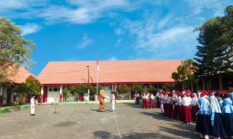 Kolaborasi Siswa Kelas 5-6 SD Negeri 94 Gresik di Upacara