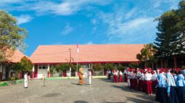 Siswa kelas 5 dan 6 UPT SD Negeri 94 Gresik tunjukkan kedisiplinan dalam kolaborasi petugas upacara bendera yang berlangsung khidmat.