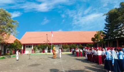 Siswa kelas 5 dan 6 UPT SD Negeri 94 Gresik tunjukkan kedisiplinan dalam kolaborasi petugas upacara bendera yang berlangsung khidmat.