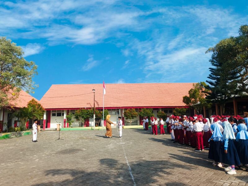 Siswa kelas 5 dan 6 UPT SD Negeri 94 Gresik tunjukkan kedisiplinan dalam kolaborasi petugas upacara bendera yang berlangsung khidmat.