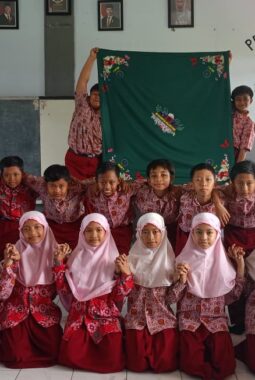 Puluhan Siswa MI Islamiyah Mojopetung Belajar Kreasi Taplak dengan Sablon Digital