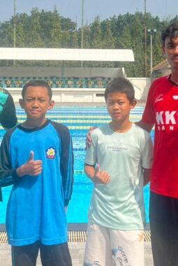 Gelombang Prestasi Dhirgam: Dari Jayapura, Kini Taklukkan Kolam Gresik